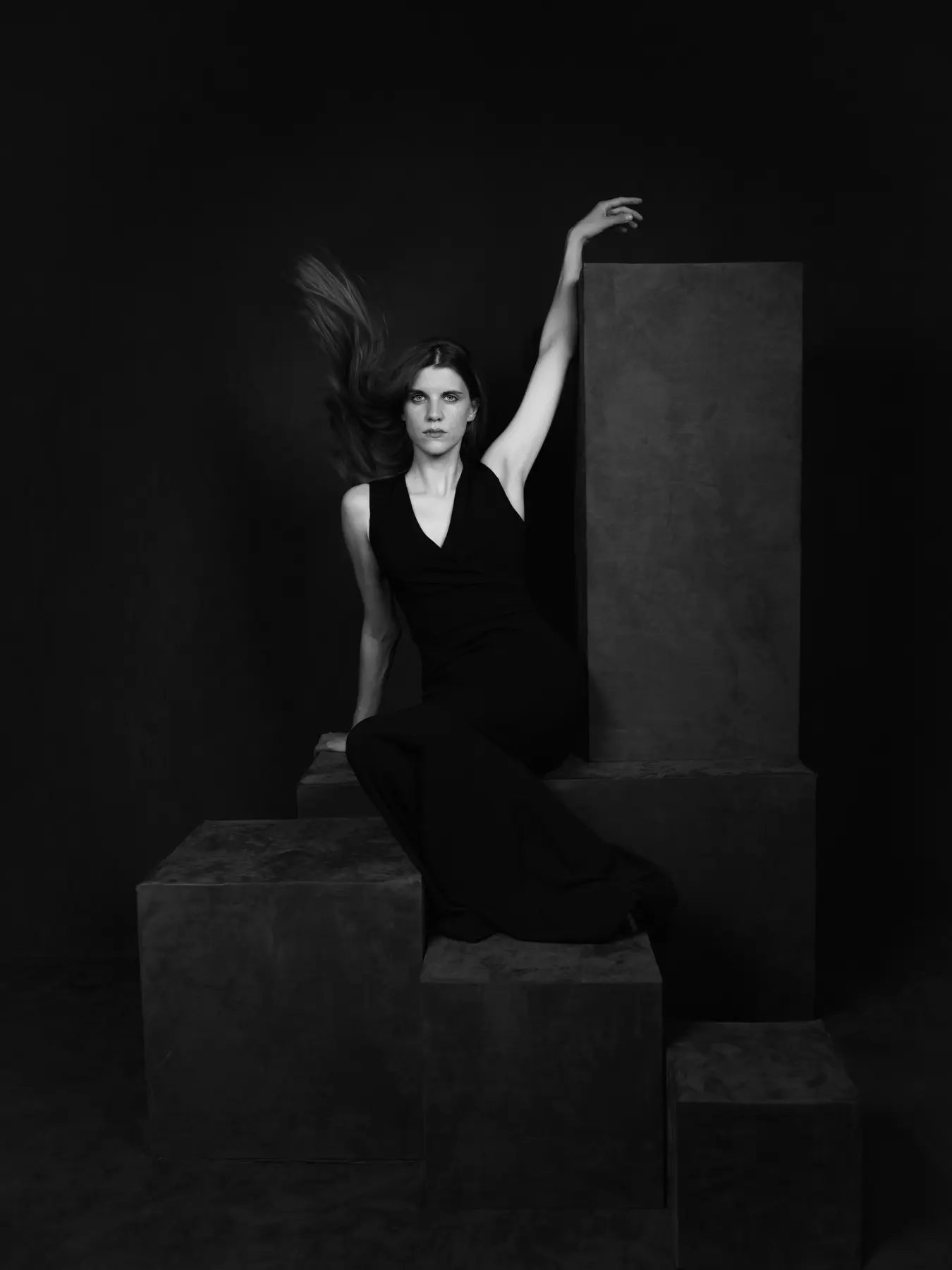 Schwarzweißporträt von Sophie Duvent zwischen geometrischen Podesten